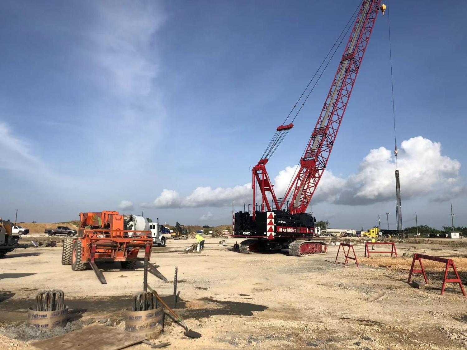 Field construction — crawler crane